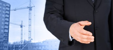 Siyah takım elbise ile arka plan üzerinde Vinçler için karşılıklı yardım eder bir işadamı closeup