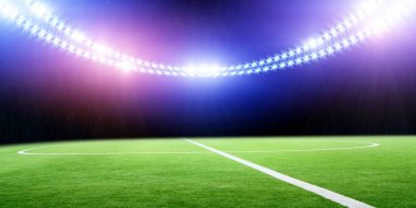 Yeşil futbol sahası ile parlak ışıklar