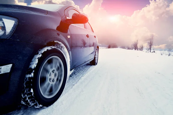 Zwarte Auto Winte Snowly Onderweg — Stockfoto