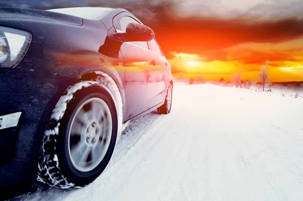 Auto Nera Vento Sulla Strada Innevata — Foto Stock