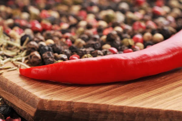 Rode Peper Met Peper Houten Snijplank — Stockfoto