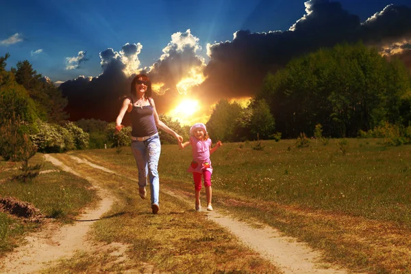 Mor Med Dotter Höll Händer Och Kör Landsvägen Med Skog — Stockfoto