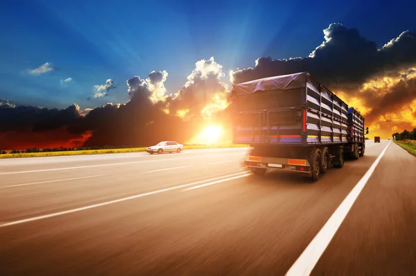 Achteraanzicht Van Grote Vrachtwagen Rijden Snel Met Blauwe Trailer Weg — Stockfoto