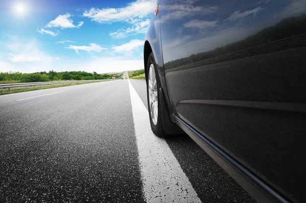 Schwarzes Auto Auf Landstraße Gegen Blauen Himmel Mit Weißen Wolken — Stockfoto