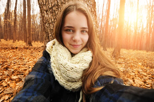 Piękna Młoda Dziewczyna Biały Szalik Biorąc Selfie Zdjęcie Lesie Jesienią — Zdjęcie stockowe