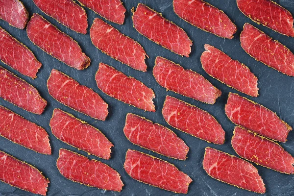 Fatias Carne Fumadas Vermelhas Com Especiarias Fundo Azul Escuro — Fotografia de Stock