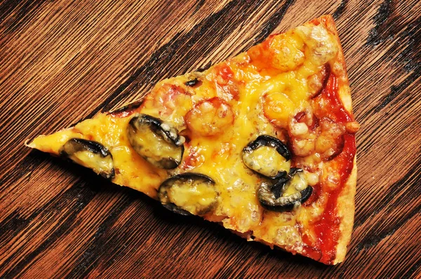 Friss Zöldségek Hús Sajt Sötét Fából Készült Háttér Pizza Szelet — Stock Fotó