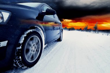 Siyah arabaya winte snowly yolda