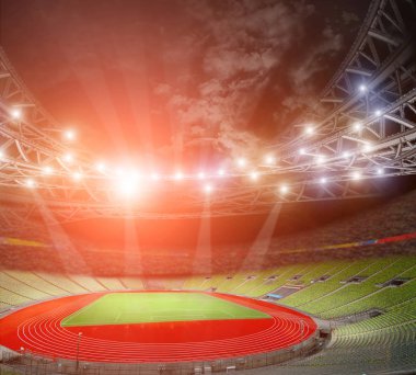 Yeşil çimenli ve ışıklı futbol sahası