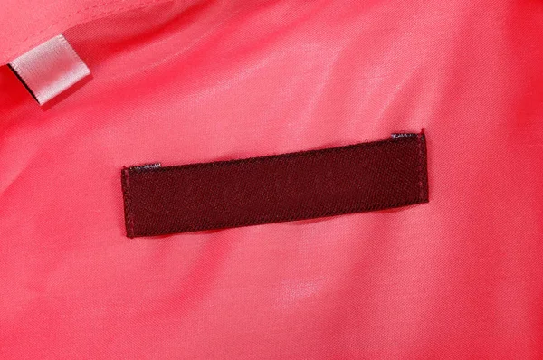 Koyu Kırmızı Marka Beyaz Boyutu Etiket Ile Pembe Gömlek Close — Stok fotoğraf