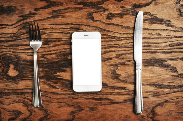 Smartphone Blanco Con Gran Pantalla Blanca Cuchillo Plateado Con Tenedor —  Fotos de Stock