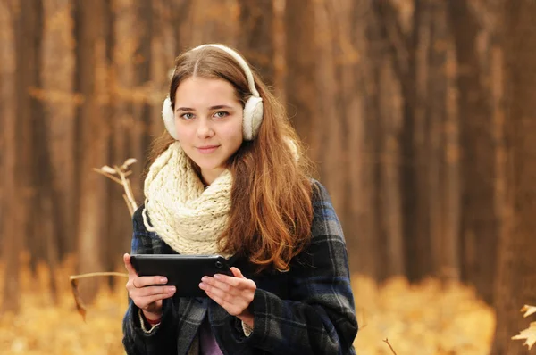 Menina Bonita Nova Com Cachecol Quente Earmuffs Segurando Tablet Preto — Fotografia de Stock