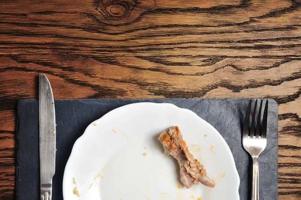 Messer Gabel Und Weißer Schmutziger Teller Mit Fleischresten Auf Dunkelblauem — Stockfoto