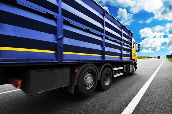 Жовта Вантажівка Синім Контейнером Їде Сільській Дорозі Проти Блакитного Неба — стокове фото