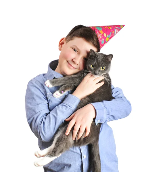 Jovem Menino Sorridente Chapéu Festa Segurando Pequeno Gato Cinza Isolado — Fotografia de Stock