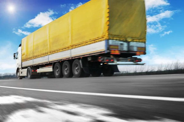 White Truck Yellow Trailer Driving Fast Countryside Road Blue Sky — Stock Photo, Image