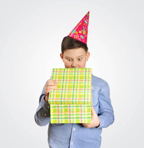 Überraschter Junge Mit Partyhut Der Einem Grünen Geschenkkarton Auf Weißem — Stockfoto