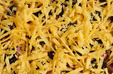 Yakın çekim dilimlenmiş zeytin, sosis, peynir soslu bir Buzdolabının üzerinde