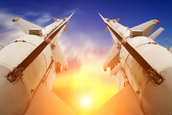 夕日と青い空で高速飛行 つの空軍 — ストック写真