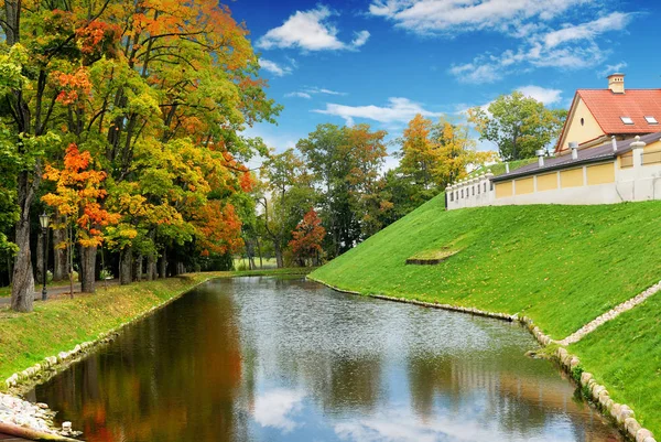 Vista Lagoa Com Floresta Outono Colina Verde Com Edifício Antigo — Fotografia de Stock