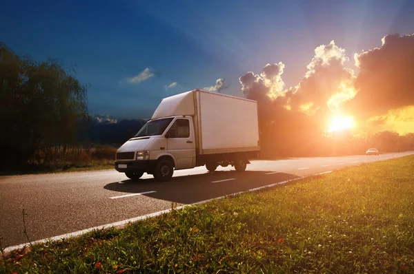 White Boxed Truck Countryside Road Green Trees Bushes Sky Sunset — Stock Photo, Image