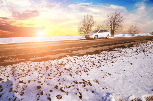 Silberner Kombi Auf Winterlicher Landstraße Mit Schnee Gegen Den Himmel — Stockfoto