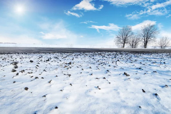 Pusta Zimowa Droga Drzewami Białym Śniegiem Błękitne Niebo Chmurami Słońcem — Zdjęcie stockowe