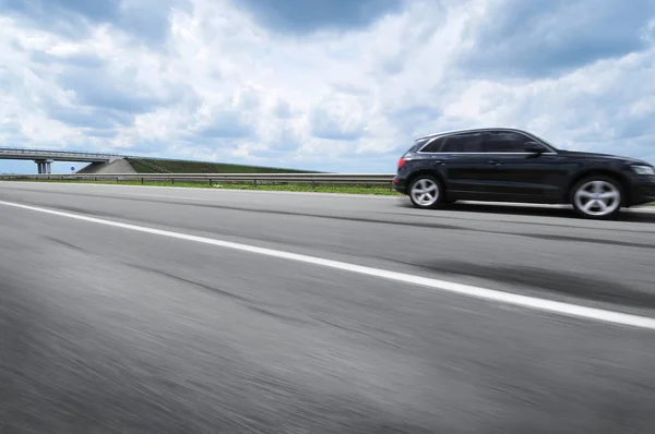 Zwarte Crossover Auto Snel Rijden Het Platteland Asfalt Weg Tegen — Stockfoto