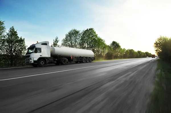 Big Metal Fuel Tanker Truck Shipping Fuel Countryside Road Motion — Stock Photo, Image