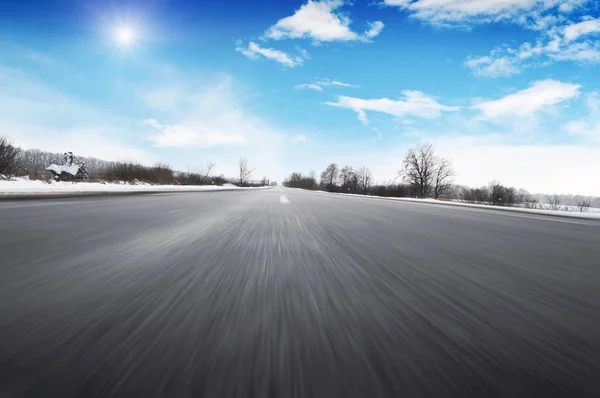 Drumul rural de iarnă în mișcare cu zăpadă împotriva inteligenței albastre a cerului — Fotografie, imagine de stoc