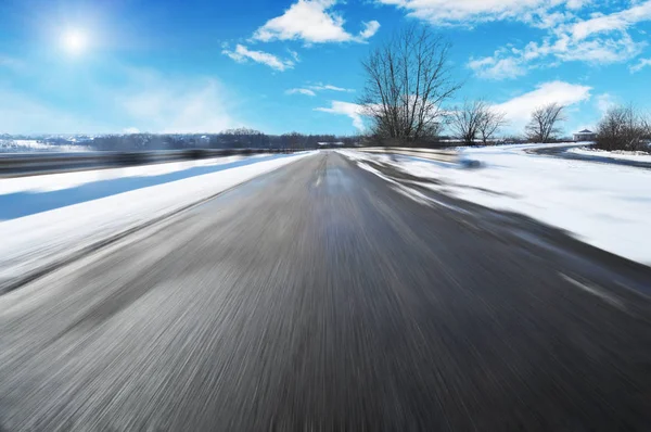 Leere Winterlandschaft Straße Bewegung Mit Bäumen Und Weißem Schnee Gegen — Stockfoto