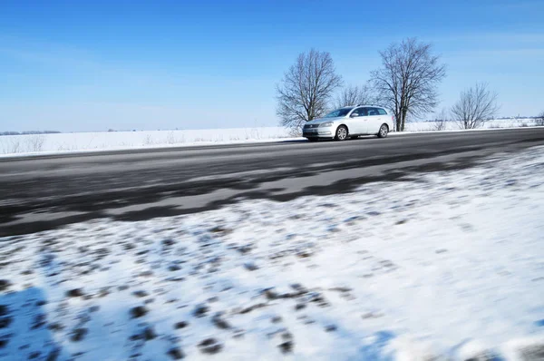 Silberner Kombi Rast Bei Schnee Gegen Blauen Himmel Auf Winterlicher — Stockfoto