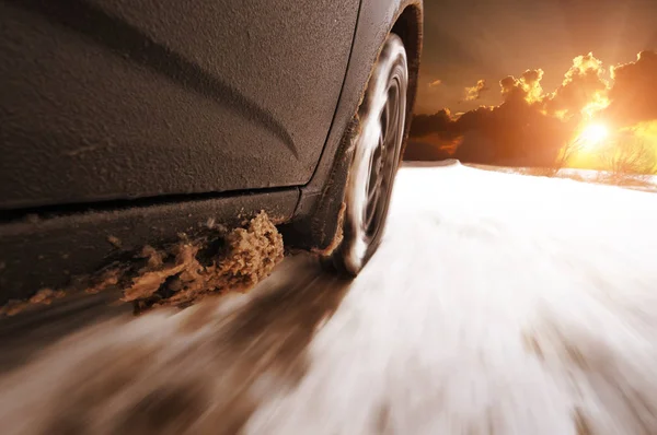 Primer Plano Del Coche Negro Que Conduce Rápido Nieve Cerca —  Fotos de Stock