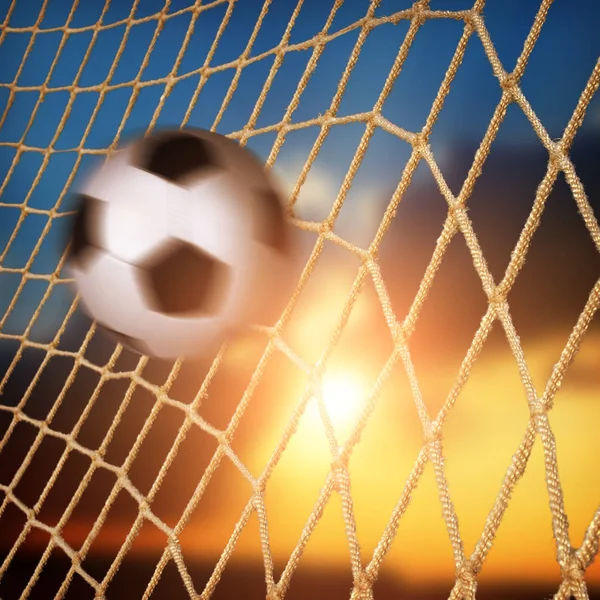 Bola Voando Rede Gol Céu Com Pôr Sol Fundo — Fotografia de Stock