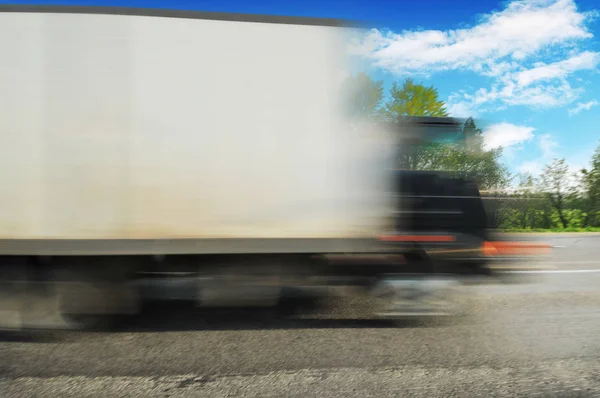 Λευκό Μεγάλο Φορτηγό Κουτί Οδηγεί Γρήγορα Στο Δρόμο Της Υπαίθρου — Φωτογραφία Αρχείου