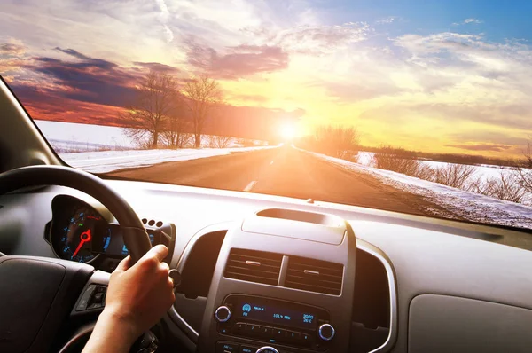 Auto Dashboard Met Chauffeur Hand Het Zwarte Stuurwiel Tegen Winter — Stockfoto