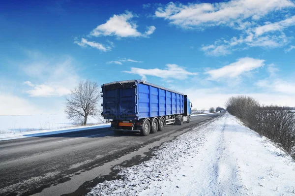 Caminhão Reboque Azul Com Espaço Para Texto Estrada Rural Inverno — Fotografia de Stock