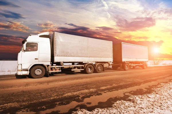 Camión Blanco Dos Remolques Con Espacio Para Texto Carretera Campo —  Fotos de Stock