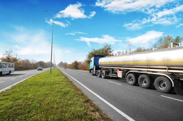 Big Metal Fuel Tanker Truck Shipping Fuel Other Cars Countryside — Stock Photo, Image