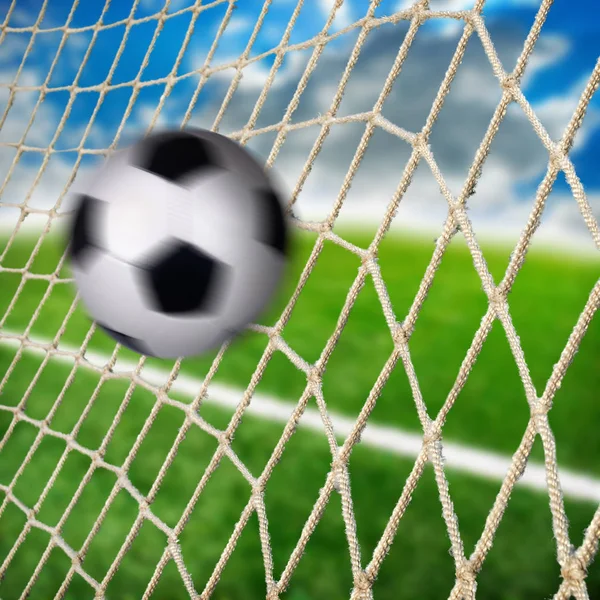 Bola Voando Rede Gol Com Campo Futebol Verde Céu Azul — Fotografia de Stock