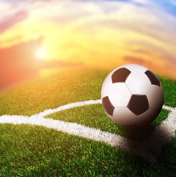 Fußballfeld Ecke Mit Schwarz Weißem Ball Gegen Verschwommenen Himmel Mit — Stockfoto