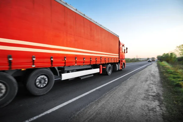 Lkw Mit Rotem Anhänger Mit Platz Für Text Auf Der — Stockfoto