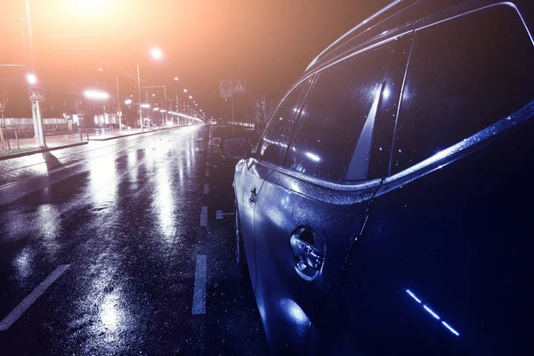 Czarny Samochód Nocy Deszczowej Ulicy Kroplami Deszczu — Zdjęcie stockowe