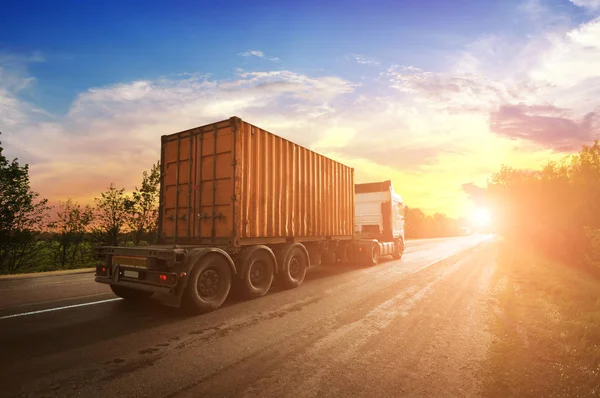 White Truck Orange Container Countryside Road Sky Sunset — Stock Photo, Image