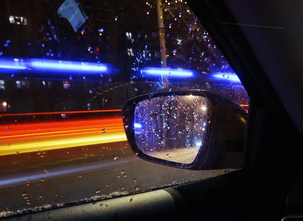 Widok Lusterko Samochodowe Nocą Kroplami Deszczu Szkle — Zdjęcie stockowe