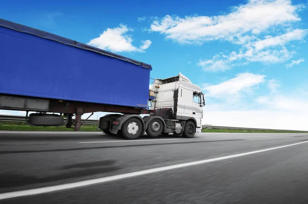 Grote Witte Vrachtwagen Blauwe Aanhangwagen Met Ruimte Voor Tekst Snel — Stockfoto