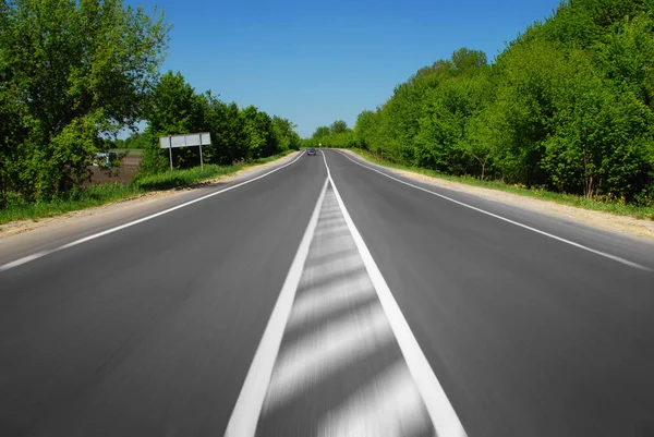 Asphaltierte Landstraße Mit Auto Und Grünen Bäumen Vor Blauem Himmel — Stockfoto