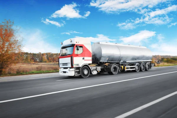 Big Metal Fuel Tanker Truck Shipping Fuel Countryside Road Motion — Stock Photo, Image