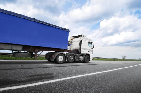 Velký Bílý Kamion Modrý Přívěs Prostorem Pro Text Venkově Silnice — Stock fotografie