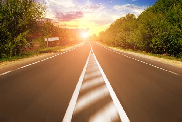 Asfalto Strada Campagna Movimento Con Auto Alberi Verdi Contro Cielo — Foto Stock